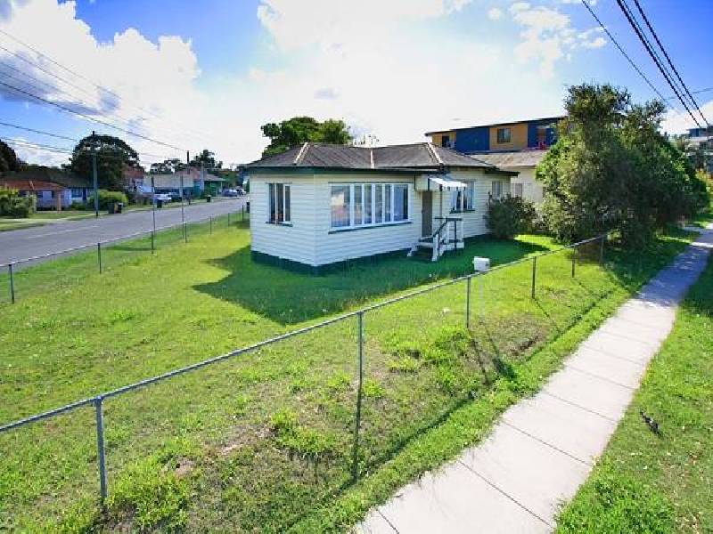 705 Esplanade, Lota QLD 4179