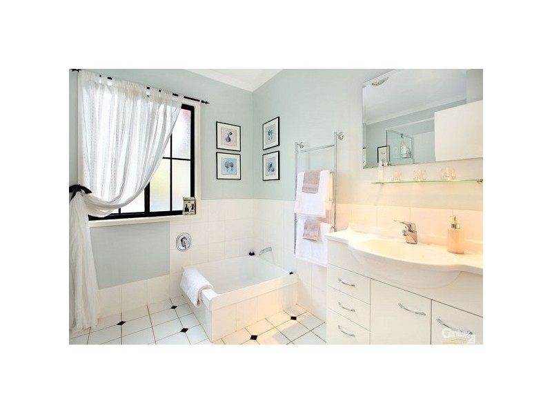 4 Kenmar St, Wynnum West QLD 4178