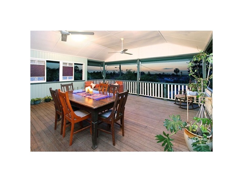 82 Gordon Parade, Manly QLD 4179