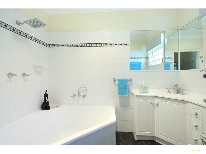 513 Royal Esplanade, Manly QLD 4179