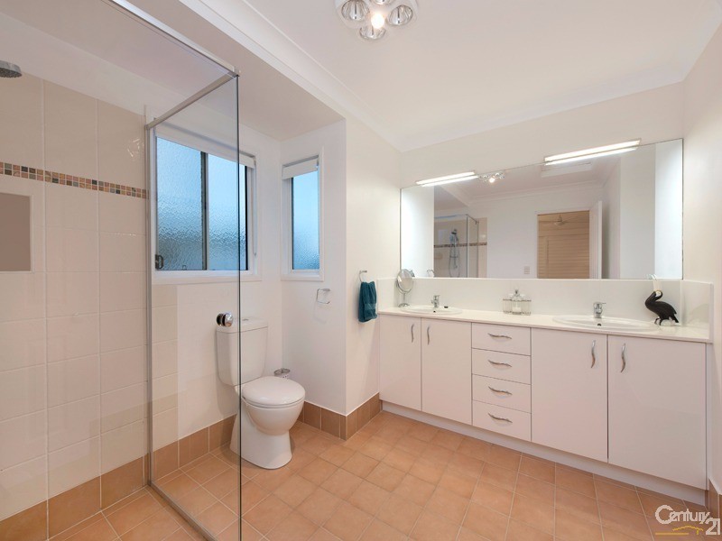 28 Stewart Parade, Manly QLD 4179