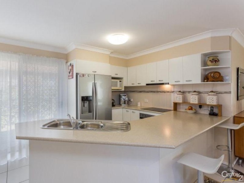 10 School Road, Wynnum West QLD 4178