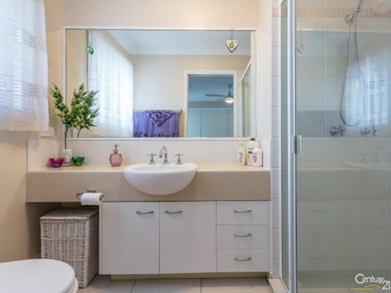 10 School Road, Wynnum West QLD 4178