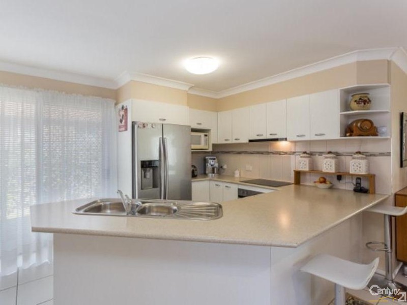 10 School Road, Wynnum West QLD 4178