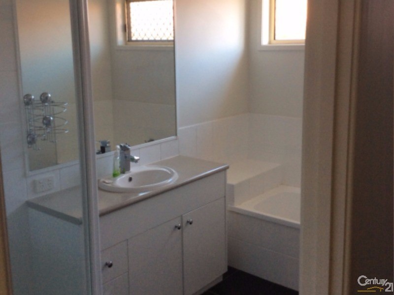 34 Holland Crescent, Wynnum West QLD 4178