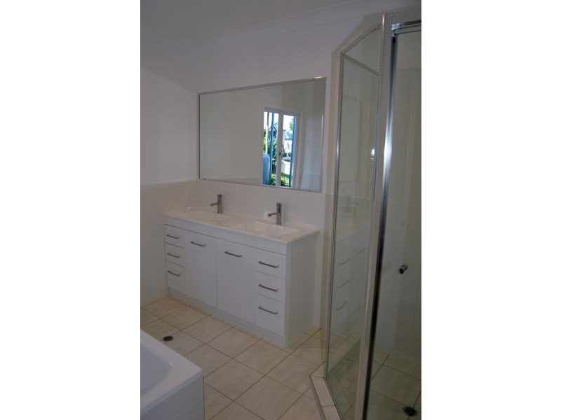 123 Cambridge Parade, Manly QLD 4179