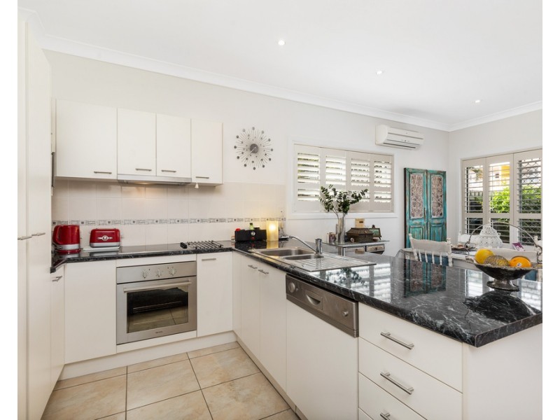 2/15 Drayton Terrace, Wynnum QLD 4178