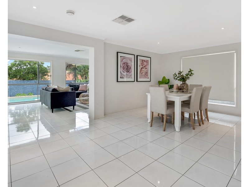 2 Windermere Crescent, Carindale QLD 4152