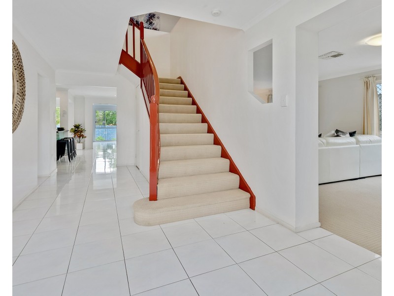 2 Windermere Crescent, Carindale QLD 4152