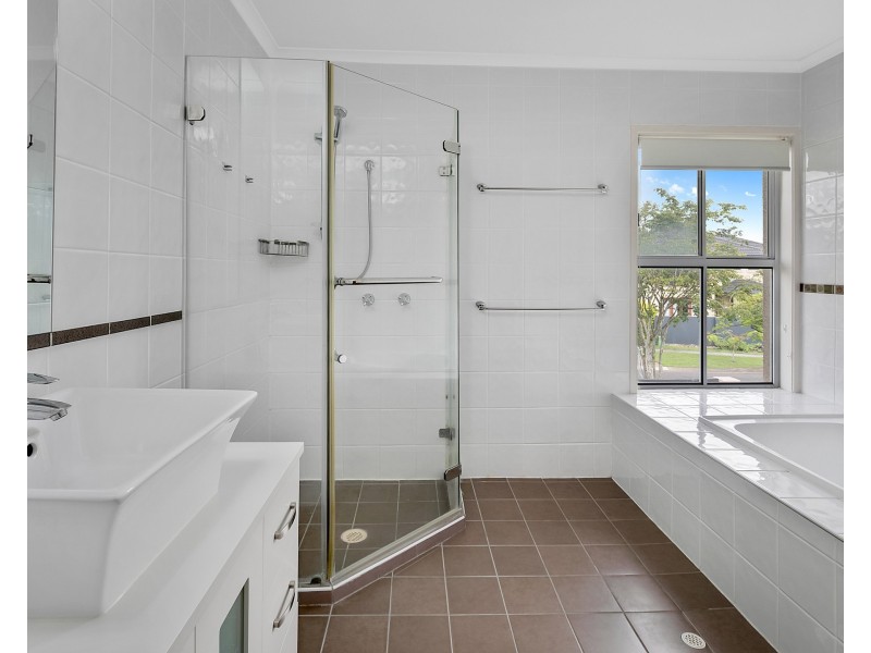 2 Windermere Crescent, Carindale QLD 4152