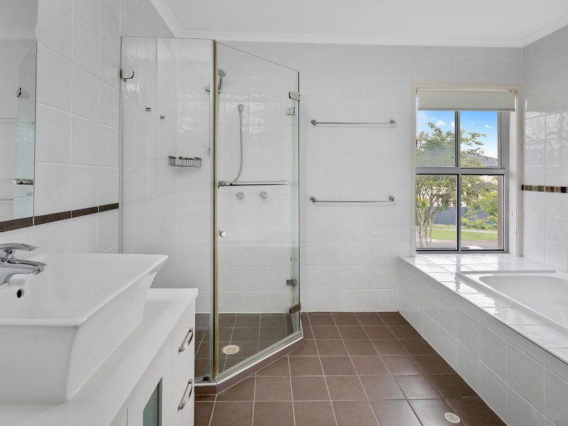 2 Windermere Crescent, Carindale QLD 4152