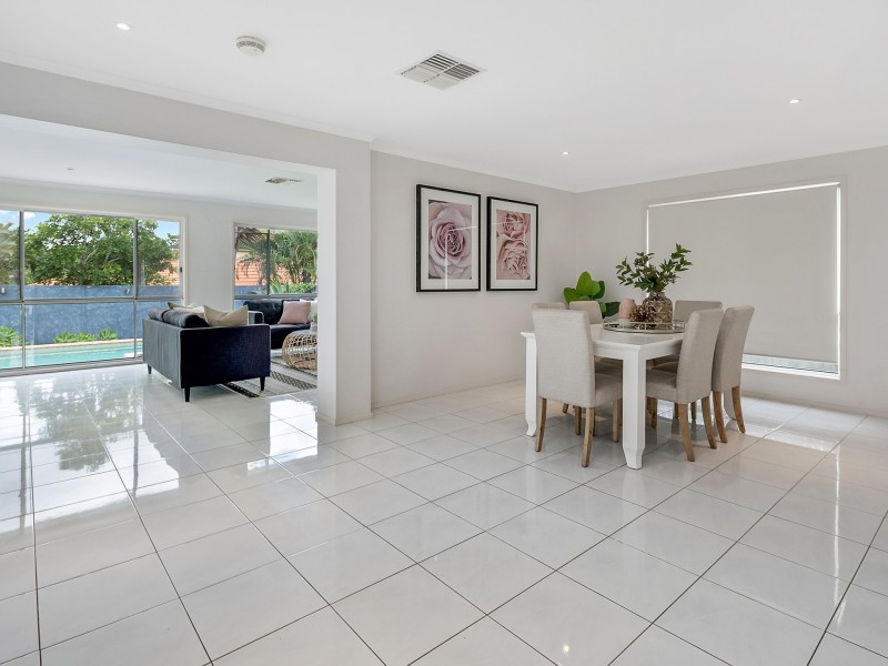 2 Windermere Crescent, Carindale QLD 4152