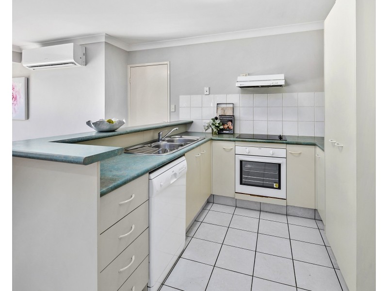 12 School Road, Wynnum West QLD 4178