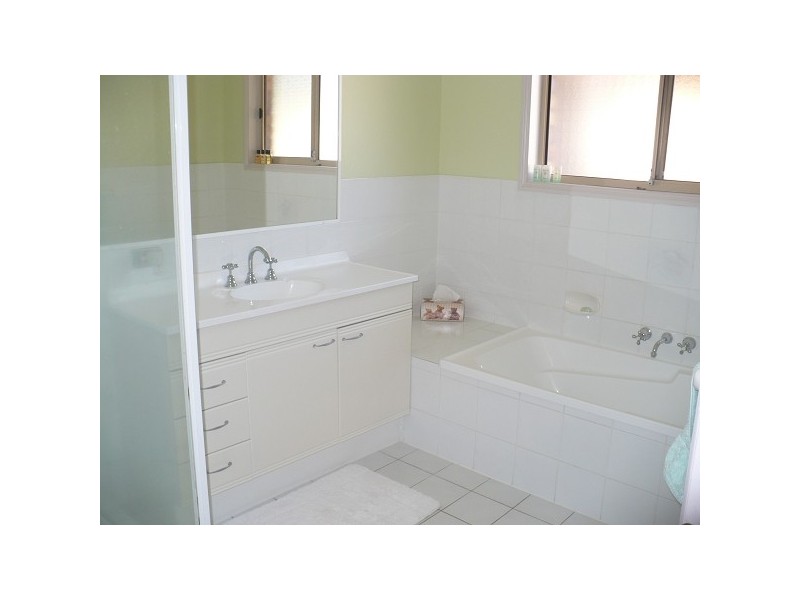 2/2 Troon Court, Banora Point NSW 2486