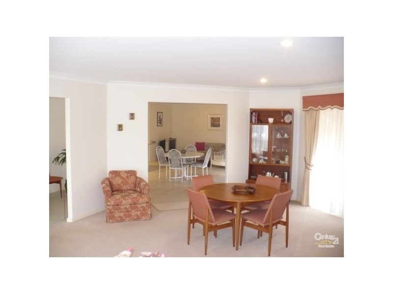 24 NARARA CR, Banora Point NSW 2486