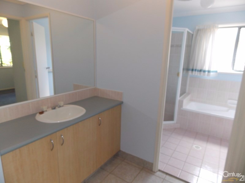 1/12 Lochlomond Drive, Banora Point NSW 2486