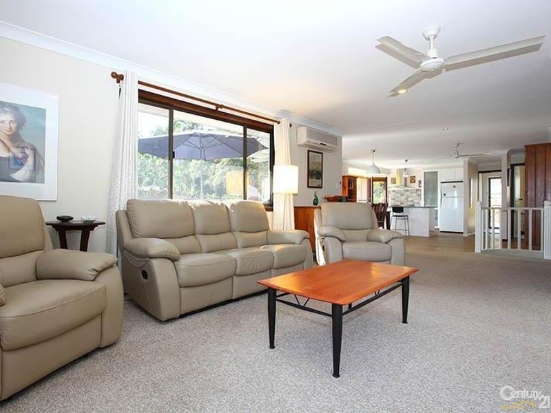 8 Blacksmiths Lane, Uki NSW 2484