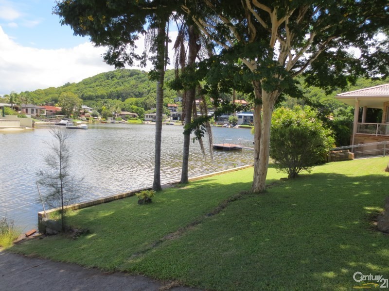 16 Captains Way, Banora Point NSW 2486