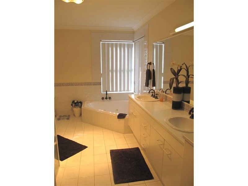 6 Eagle Court, Newport QLD 4020