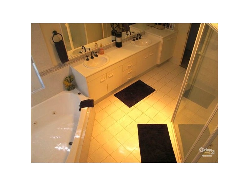 6 Eagle Court, Newport QLD 4020