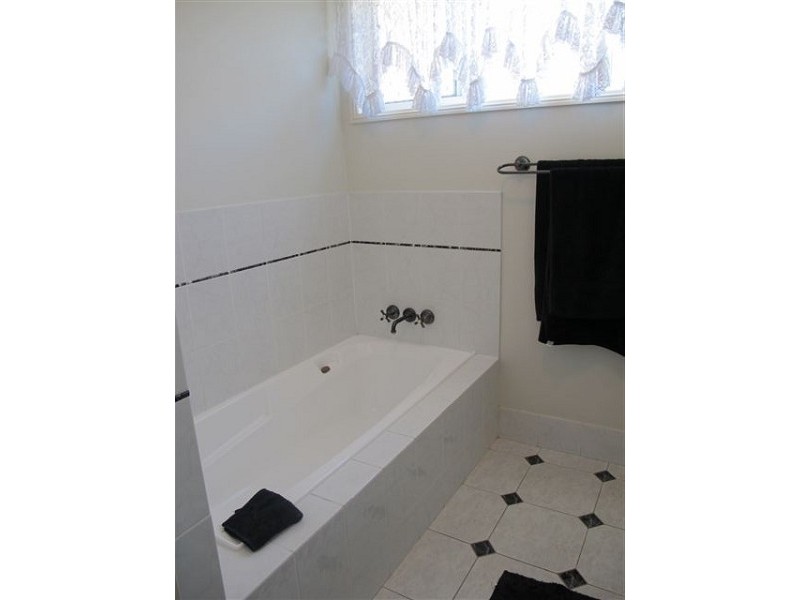 6 Eagle Court, Newport QLD 4020