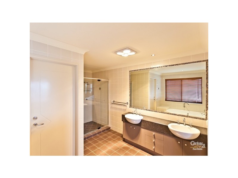 9 Aurora Place, Newport QLD 4020