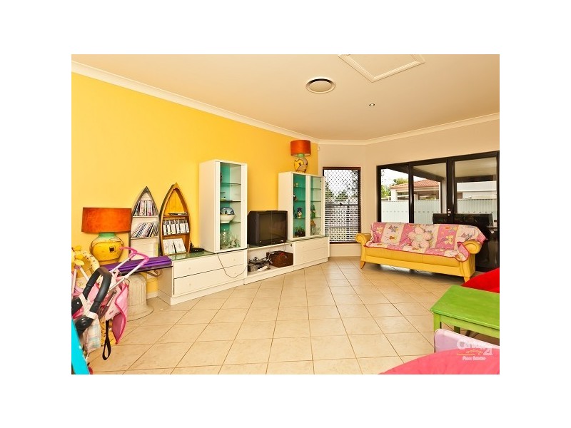 9 Aurora Place, Newport QLD 4020