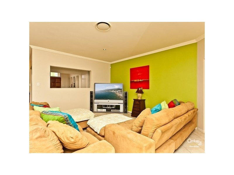 9 Aurora Place, Newport QLD 4020