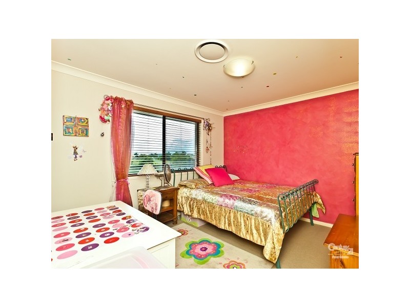 9 Aurora Place, Newport QLD 4020