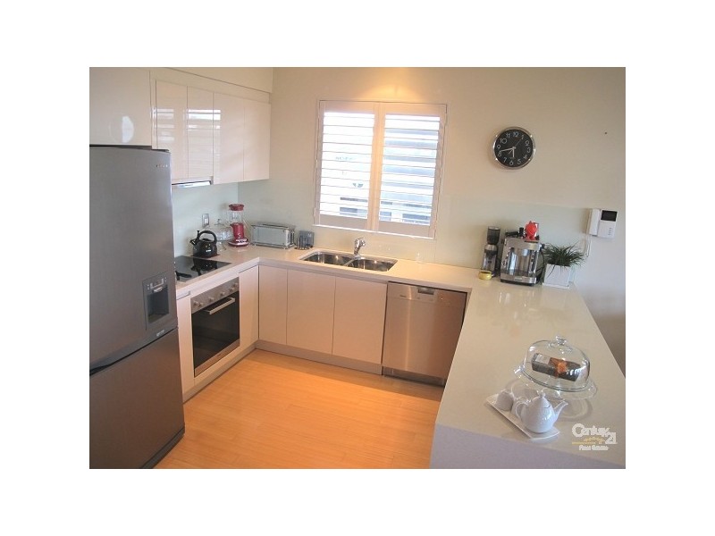 4/2 Queen Street, Scarborough QLD 4020