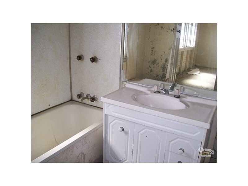 27 Livingstone Street, Bowen QLD 4805