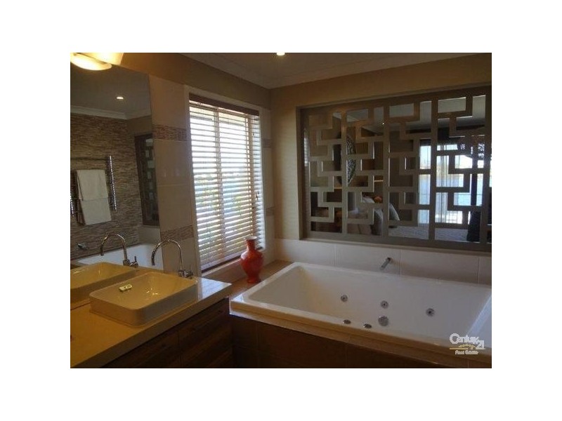 26 Tomkins Esplanade, Birtinya QLD 4575