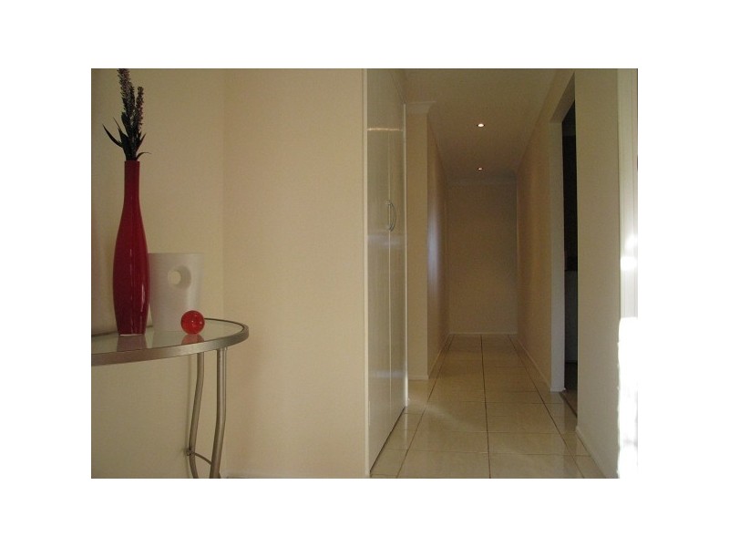 8 Sharven Avenue, Cleveland QLD 4163