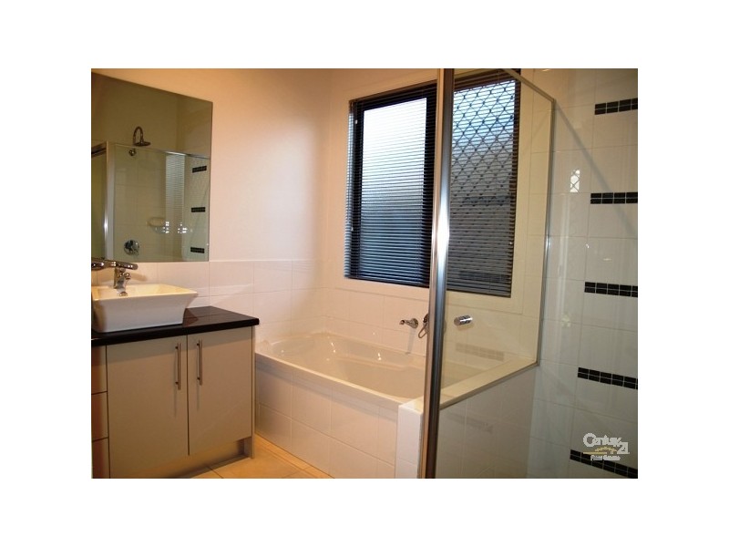 2/71 Sunningdale Drive, Redland Bay QLD 4165