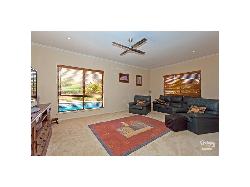 8 Pitman Place, Redland Bay QLD 4165