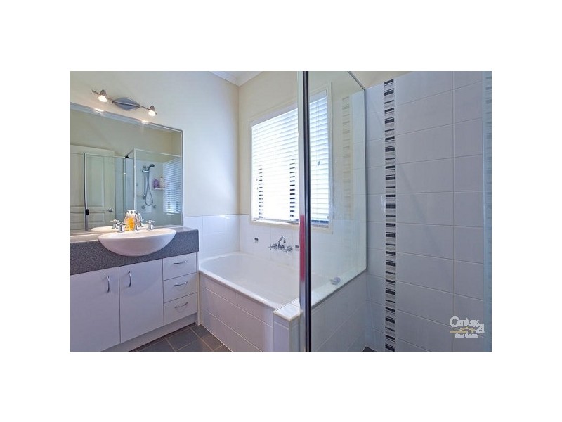 8 Pitman Place, Redland Bay QLD 4165