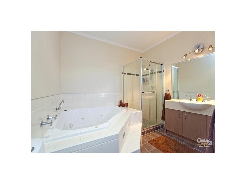 8 Pitman Place, Redland Bay QLD 4165