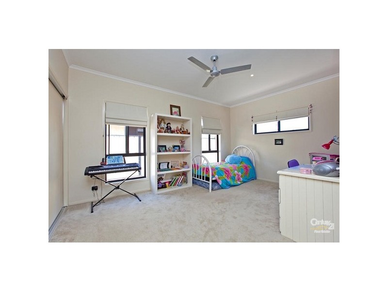 8 Pitman Place, Redland Bay QLD 4165