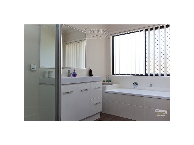 20 Emperor Drive, Redland Bay QLD 4165