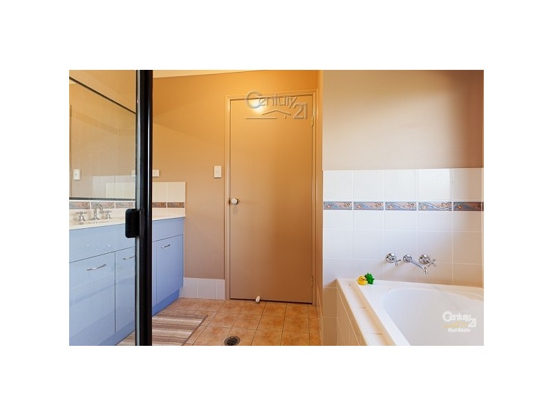 1 Panorama Ct, Redland Bay QLD 4165