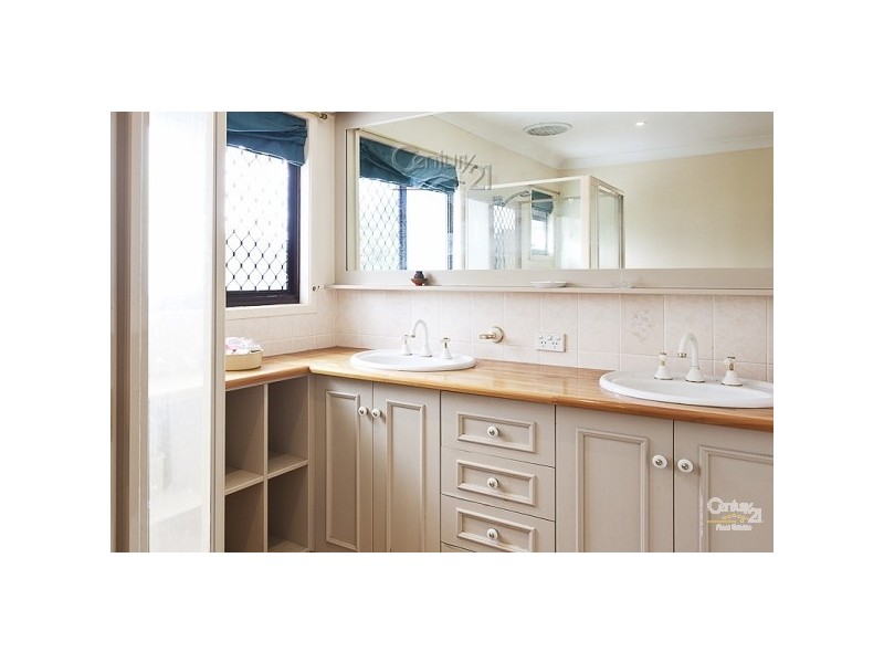 4 Sandra Court, Redland Bay QLD 4165