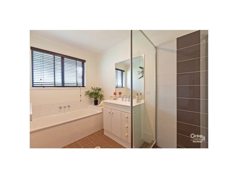 2 Portland Pde, Redland Bay QLD 4165