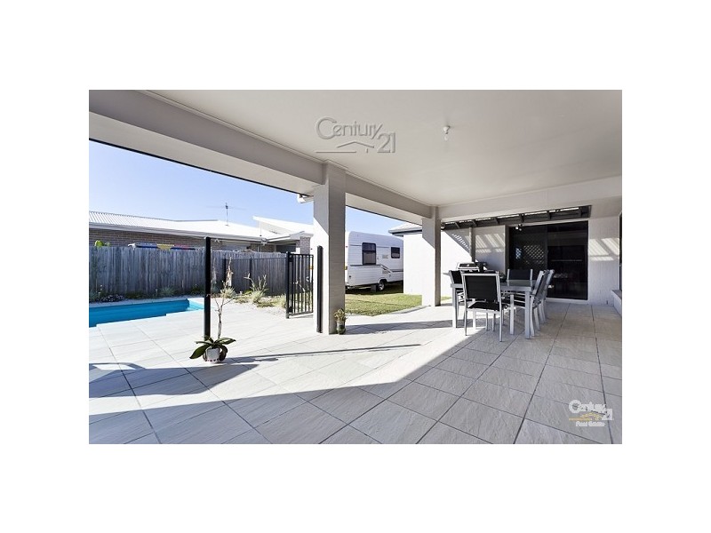 15 Magnetic Place, Redland Bay QLD 4165