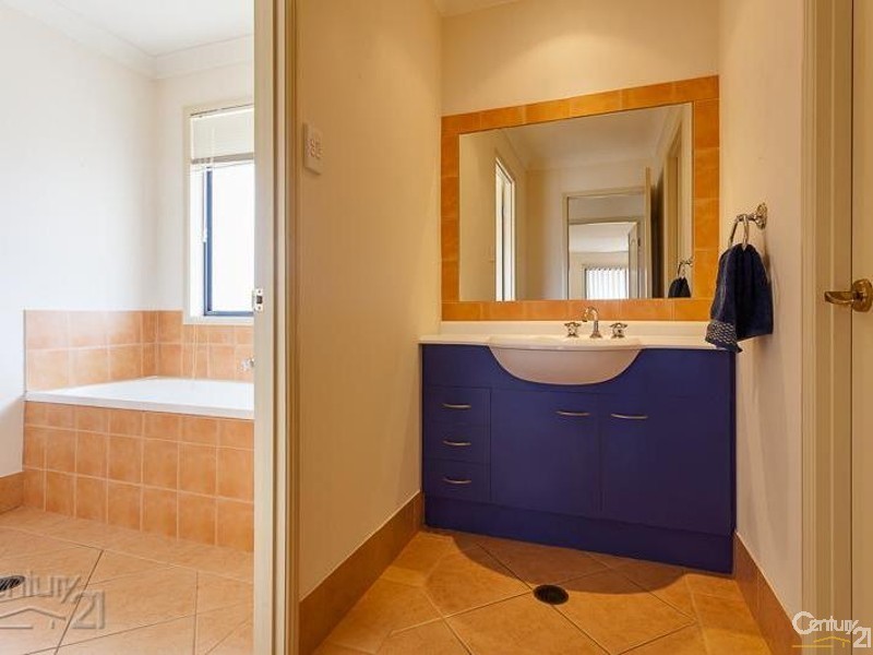 10 St Clair Court, Redland Bay QLD 4165