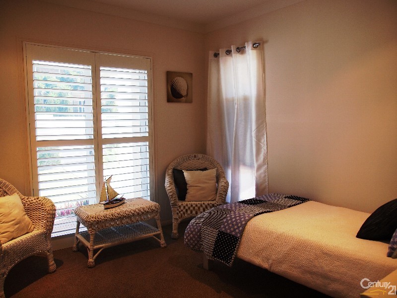 15 Brampton Close, Redland Bay QLD 4165