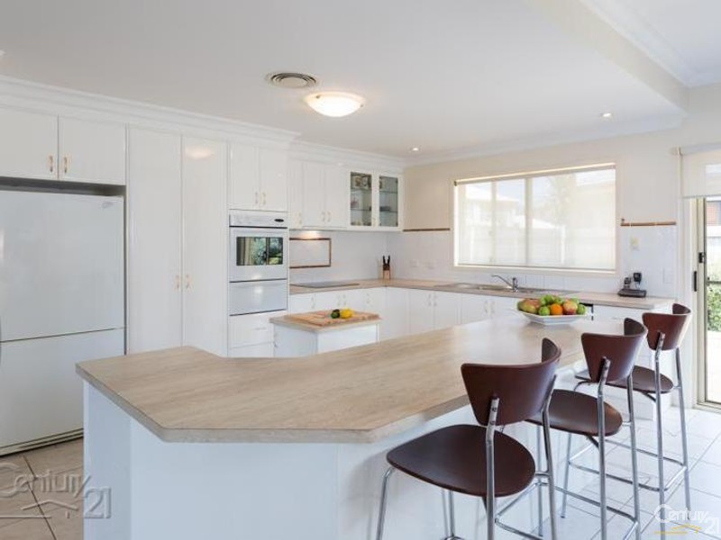 8 Talburpin Esplanade, Redland Bay QLD 4165
