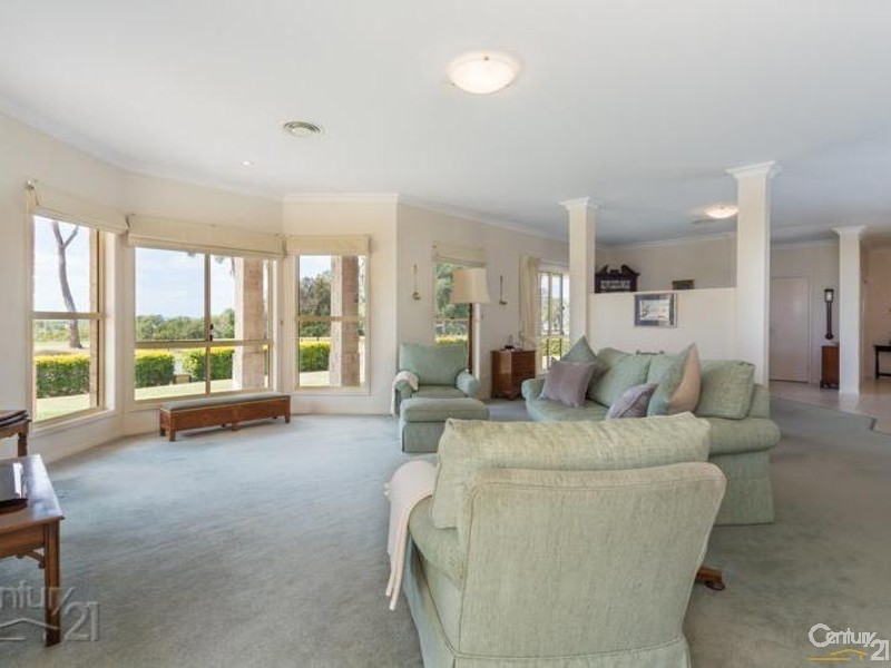8 Talburpin Esplanade, Redland Bay QLD 4165