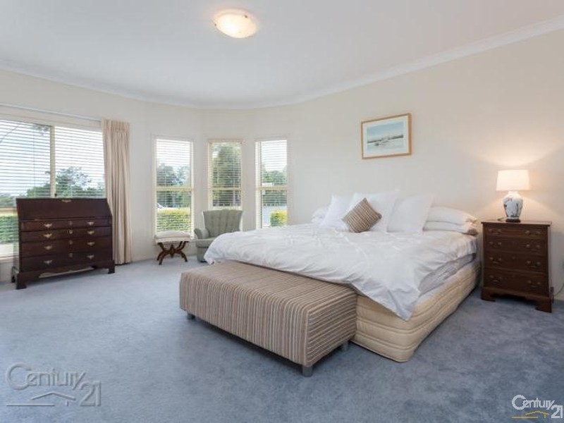 8 Talburpin Esplanade, Redland Bay QLD 4165