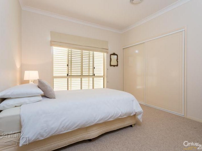 8 Talburpin Esplanade, Redland Bay QLD 4165