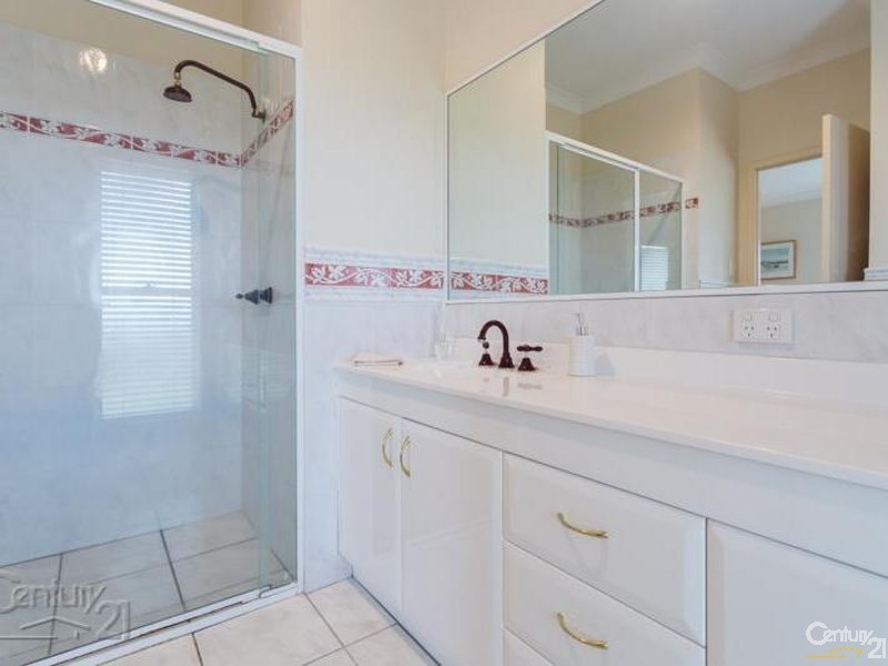 8 Talburpin Esplanade, Redland Bay QLD 4165